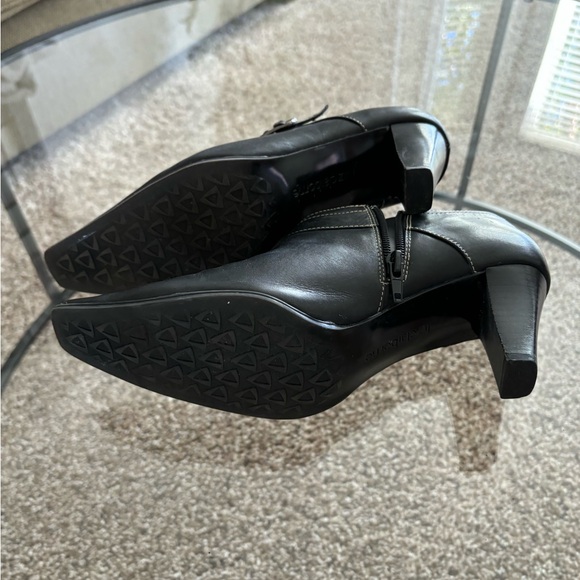 Liz Claiborne bootie, upper leather, zip side. - Picture 4 of 5